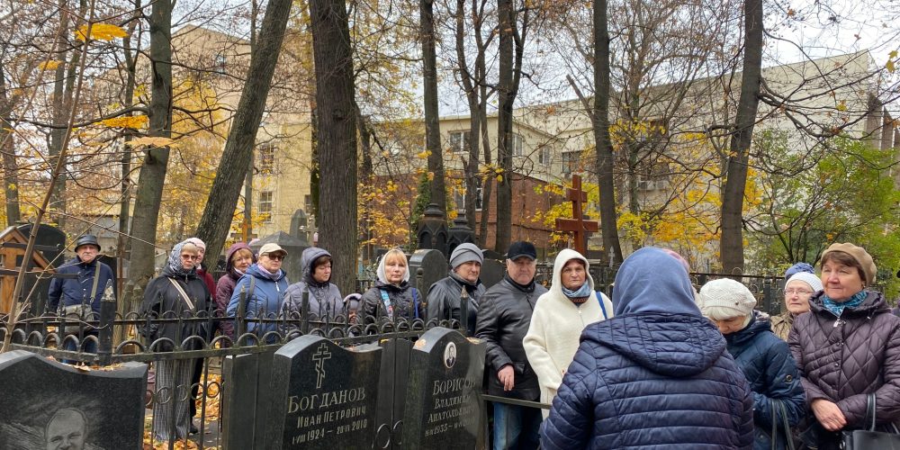 Храм Живоначальной Троицы на Пятницком кладбище организовал экскурсию для группы духовного краеведения проекта «Московское долголетие» при храме Рождества Пресвятой Богородицы во Владыкине