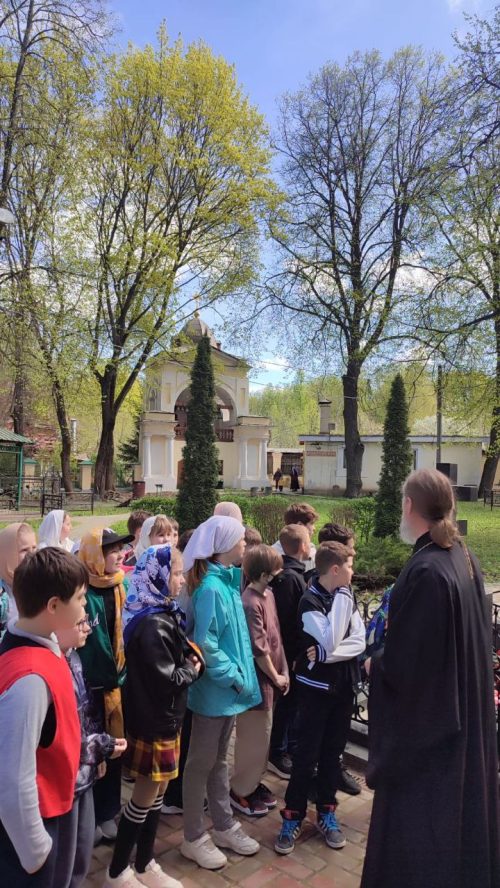 Ученики 4-х классов школы 709 побывали с экскурсией в храме Владимирской иконы Божией Матери в Виноградове