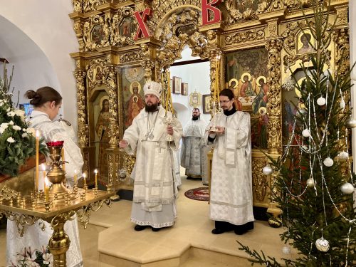 В Рождественский сочельник митрополит Арсений совершил чтение Царских часов, великую вечерню и Божественную литургию в храме Живоначальной Троицы Патриаршего подворья в Усадьбе Свиблово города Москвы