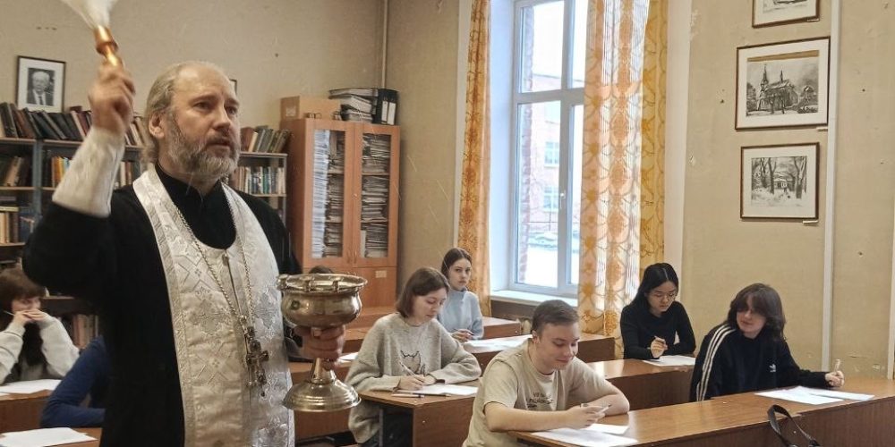 Клирик храма святых мучеников Адриана и Наталии в Бабушкине совершил чин Великого освящения воды в домовом храме Института славянской культуры