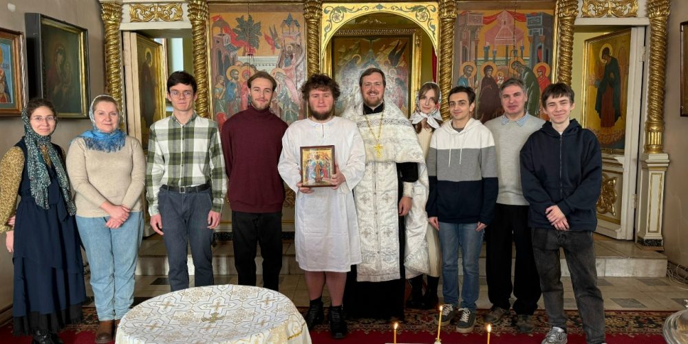 Участник молодежного кружка храма святых равноапостольных Кирилла и Мефодия в Ростокино принял Святое Крещение