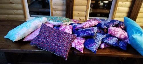 На приходе храма святого благоверного князя Димитрия Донского в Раеве открыли мастерскую по пошиву госпитального белья