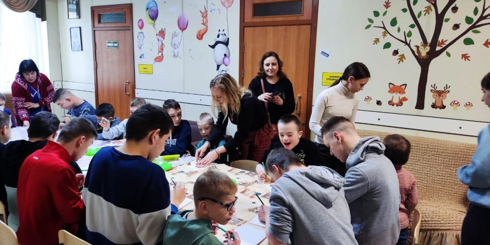 Прихожане храма Усекновения главы святого Пророка Предтечи и Крестителя Господня Иоанна в поселке Северный посетили Яхромский детский дом-интернат для умственно отсталых детей-сирот и детей, оставшихся без попечения родителей