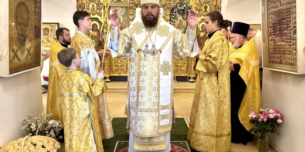 Митрополит Арсений возглавил всенощное бдение в храме Живоначальной Троицы в усадьбе Свиблово