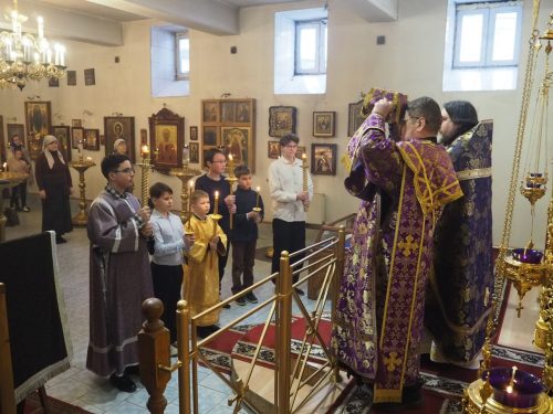 В храме Собора Московских Святых в Бибиреве состоялась Литургия с участием воспитанников воскресной школы