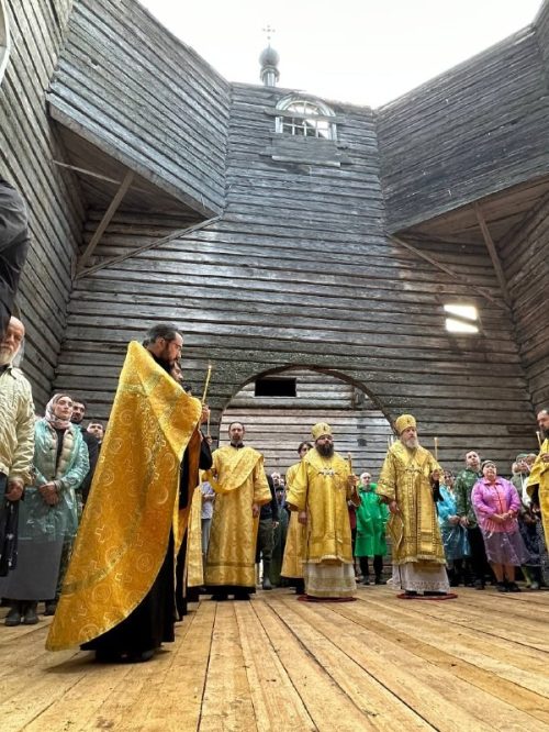 Архиепископ Егорьевский Матфей возглавил первую Литургию в храме Прокопия Устюжского в поселке Нючпас Койгородского района республики Коми