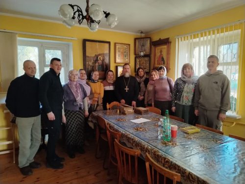 В дни Великого поста на приходе храма Владимирской иконы Божией Матери в Виноградове проводятся дополнительные занятия по катехизации для взрослых прихожан