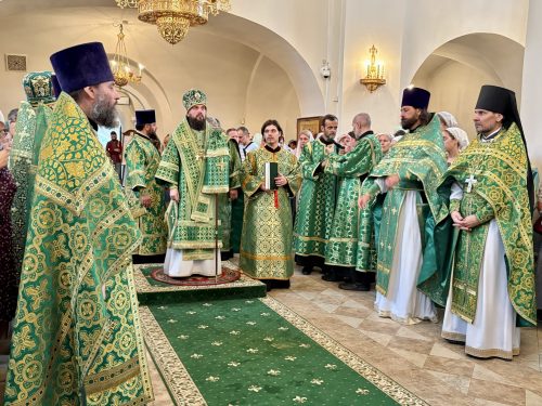 Митрополит Арсений возглавил Литургию в день престольного праздника в храме Преподобного Серафима Cаровского в Раеве