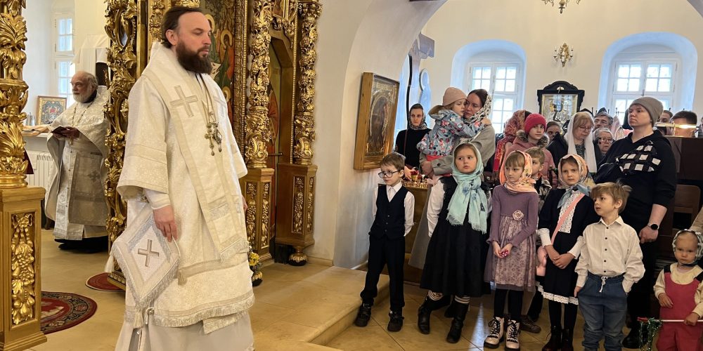 В Лазареву субботу митрополит Арсений совершил Божественную литургию в храме Живоначальной Троицы в Усадьбе Свиблово