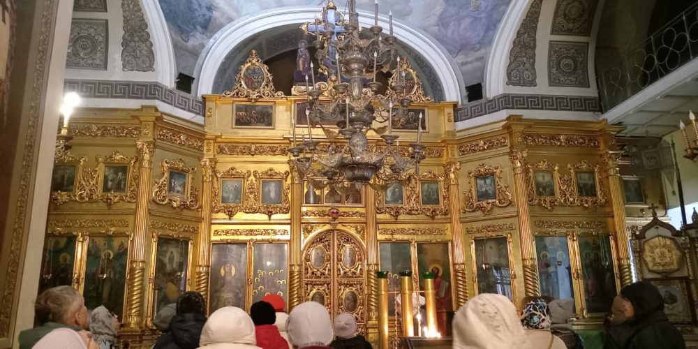 Участники проекта «Московское долголетие» стали гостями храма Живоначальной Троицы на Пятницком кладбище