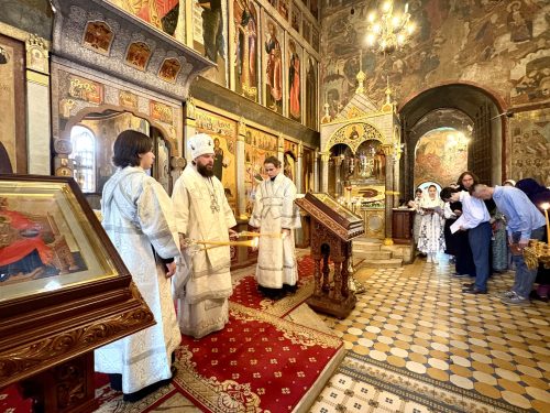 Митрополит Арсений совершил Литургию при участии молодежи в Саввино-Сторожевском монастыре
