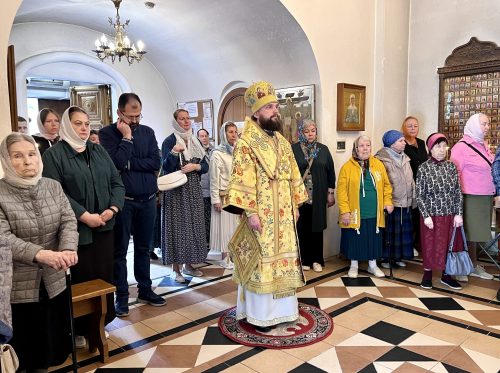 Митрополит Арсений совершил Божественную литургию в храме священномученика Владимира, митрополита Киевского и Галицкого, в Свиблово