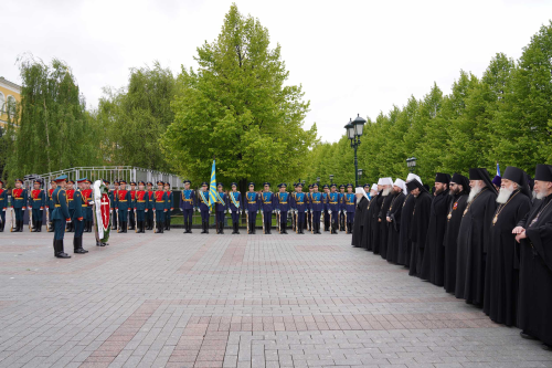 В канун 80-летия Победы митрополит Арсений вместе со Святейшим Патриархом Кириллом принял участие в церемонии возложения венка к могиле Неизвестного солдата у Кремлевской стены
