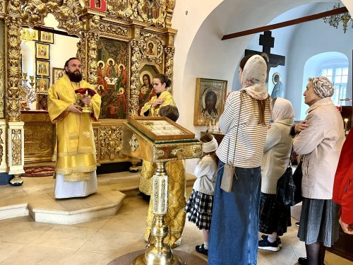Митрополит Арсений совершил Божественную литургию в храме Живоначальной Троицы в усадьбе Свиблово