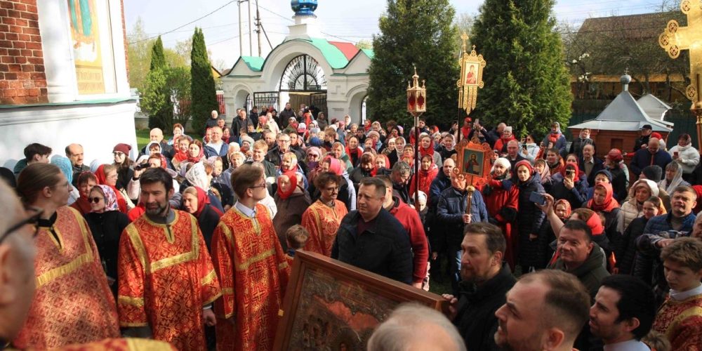 Братия и прихожане храма Покрова Пресвятой Богородицы в Медведкове приняли участие в крестном ходе, который ежегодно устраивается во Гжели