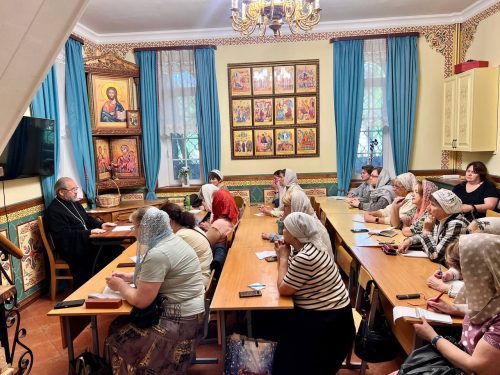 Семинар для сотрудников свечных ящиков и церковных лавок состоялся в храме святых мучеников Адриана и Наталии в Бабушкине