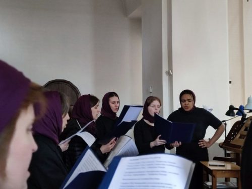 Молодежь Северо-Востока участвовала в чине Пассии в храме преподобного Серафима Саровского в Раеве