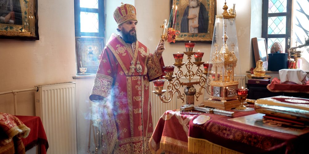 В Светлый Четверг митрополит Арсений совершил Божественную литургию в храме священномученика Владимира, митрополита Киевского и Галицкого, в Свиблово