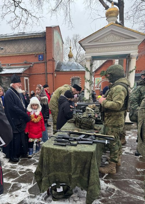 Масленичные гуляния с участием казаков прошли на территории храма Рождества Пресвятой Богородицы во Владыкино