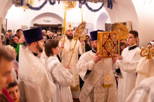 В Рождественскую ночь митрополит Арсений возглавил праздничное богослужение в храме Живоначальной Троицы в Усадьбе Свиблово