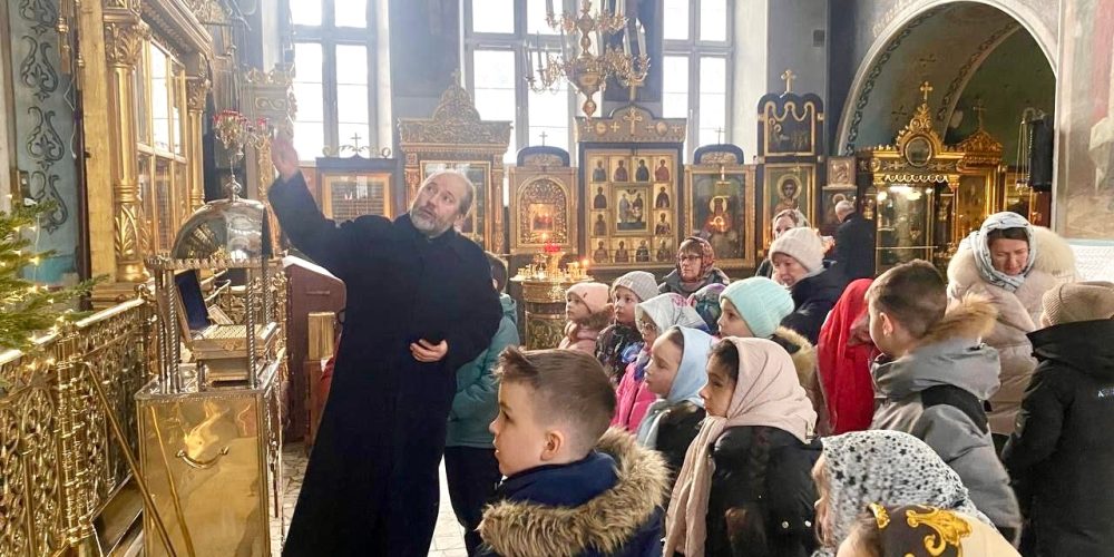 Клирик храма святых мучеников Адриана и Наталии в Бабушкине провел экскурсию для второклассников школы №1955