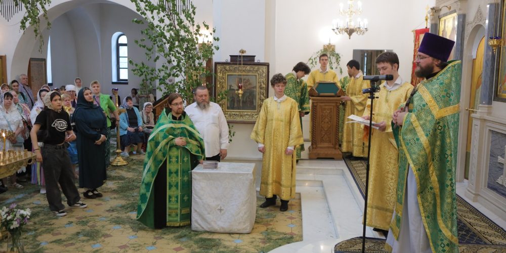 Выпускникам миссионерской школы храма иконы Божией Матери «Неопалимая Купина» в Отрадном вручили сертификаты