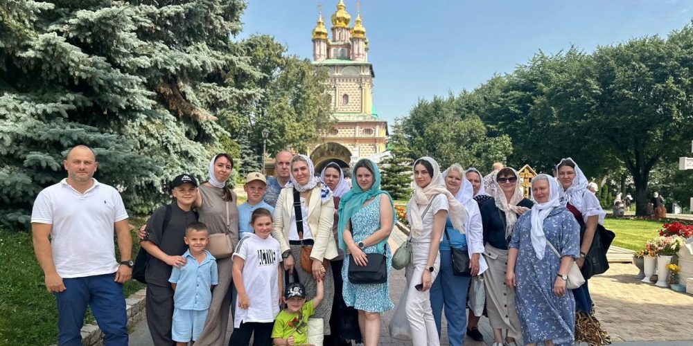 Клирик храма Живоначальной Троицы при бывшем приюте Бахрушиных вместе с общественным советом при УВД по СВАО посетили Свято-Троицкую Сергиеву Лавру