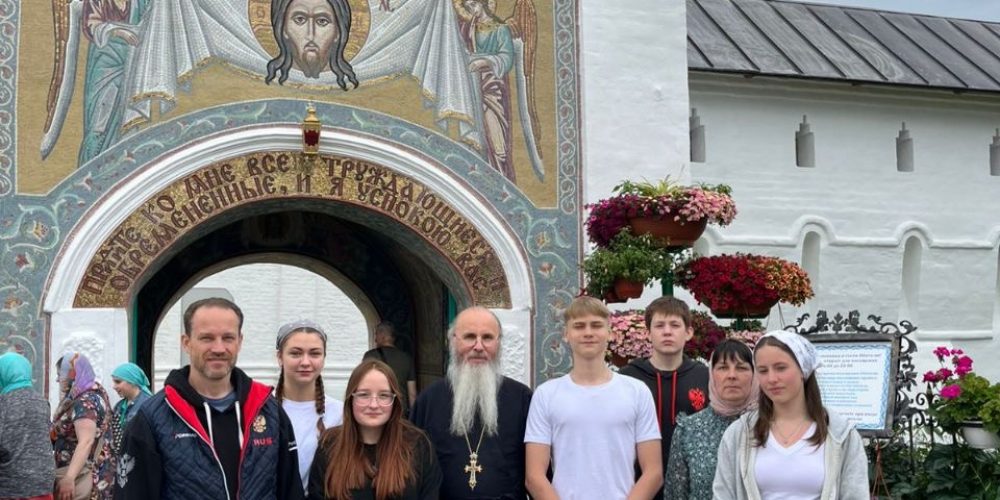 Юные паломники храма святых мучеников Адриана и Наталии в Бабушкине посетили Свято-Введенский Толгский монастырь