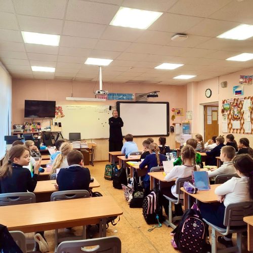 Священник храма святых мучеников Адриана и Наталии в Бабушкине провел урок в школе Ярославского района