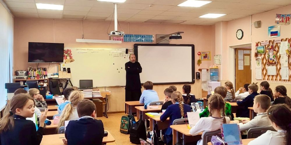 Священник храма святых мучеников Адриана и Наталии в Бабушкине провел урок в школе Ярославского района