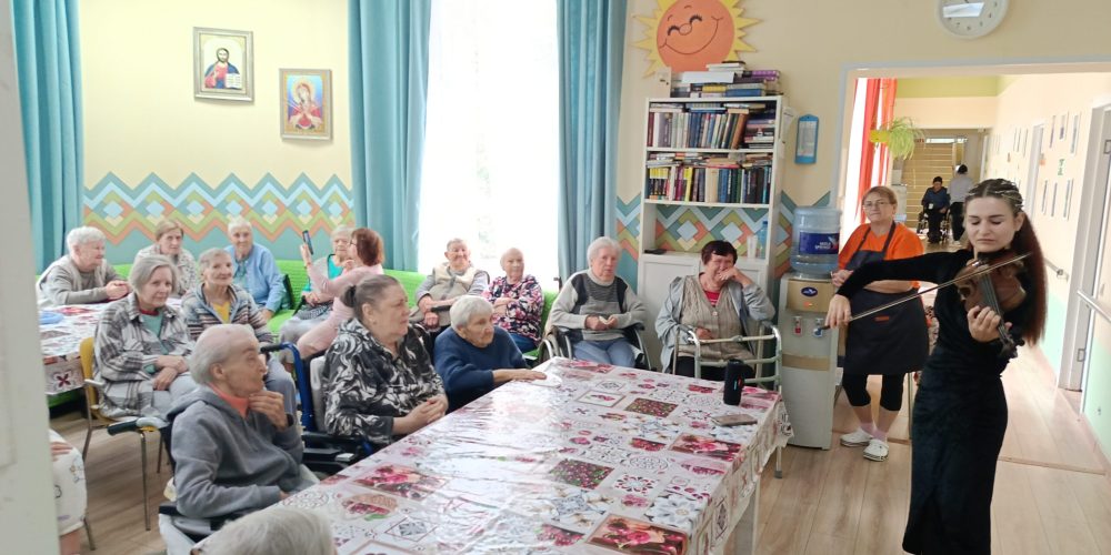 Храм Живоначальной Троицы в усадьбе Свиблово организовал концерт для проживающих в центре для пожилых людей «Вторая молодость»