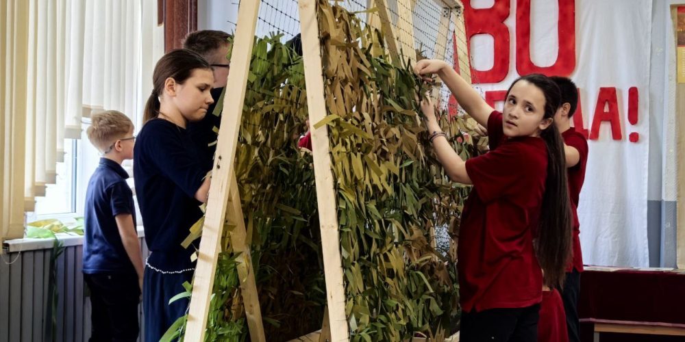 Добровольцы храма Собора Московских Святых в Бибиреве провели мастер-класс по плетению маскировочных сетей в школе №1370