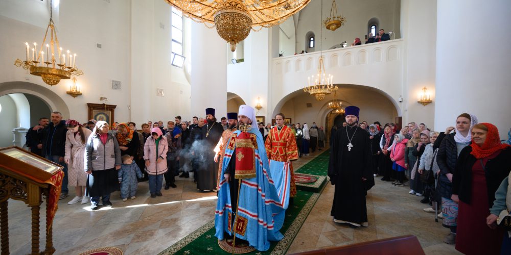 В 9-ю годовщину своей архиерейской хиротонии митрополит Арсений совершил Божественную литургию в храме Преподобного Серафима Cаровского в Раеве