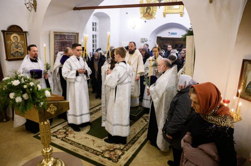 Митрополит Арсений возглавил всенощное бдение в храме Живоначальной Троицы в усадьбе Свиблово накануне праздника Рождества Христова