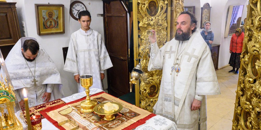 Митрополит Арсений совершил Божественную литургию в храме Живоначальной Троицы в усадьбе Свиблово