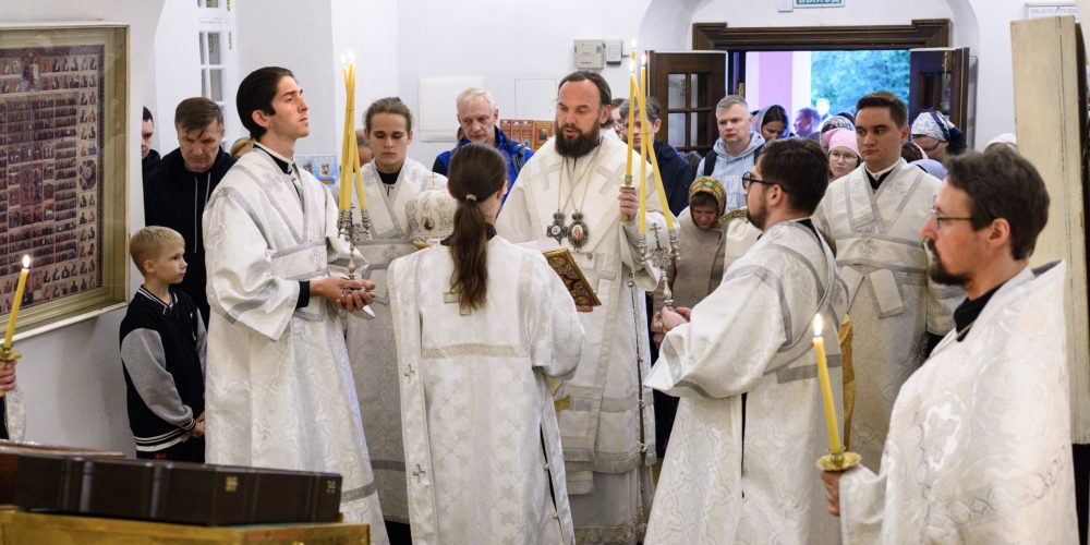 Накануне Недели 11-й по Пятидесятнице митрополит Арсений возглавил всенощное бдение в храме Живоначальной Троицы в усадьбе Свиблово