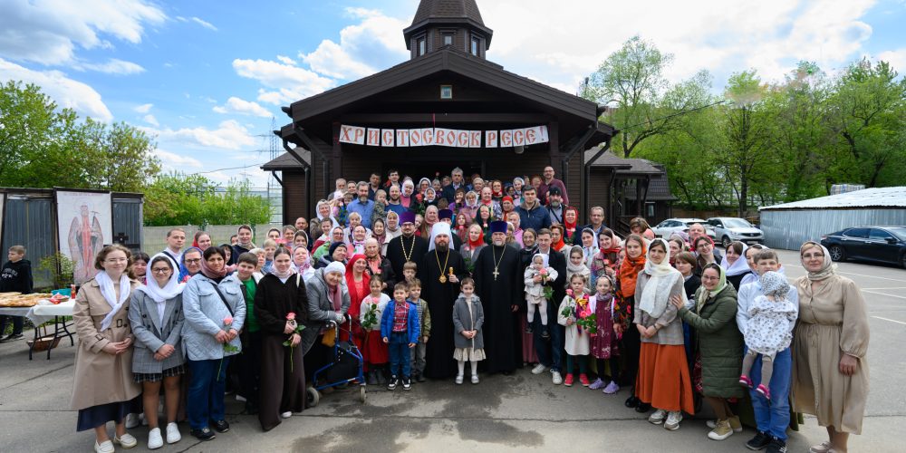 Митрополит Арсений совершил Божественную Литургию во временном храме святых Жен-Мироносиц Патриаршего подворья храма иконы Божией Матери «Отрада и Утешение» в Ярославском