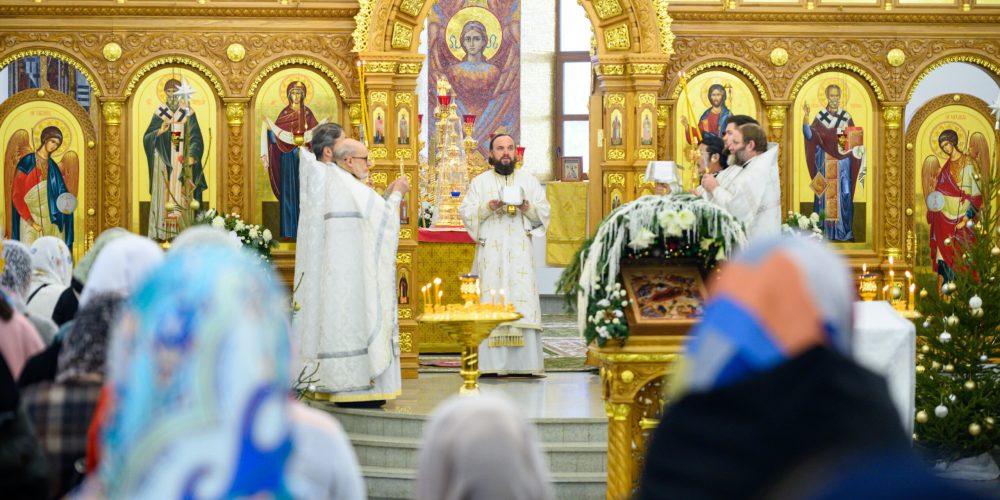 В Неделю 31-ю по Пятидесятнице митрополит Арсений совершил Божественную литургию в храме Успения Пресвятой Богородицы в Останкине