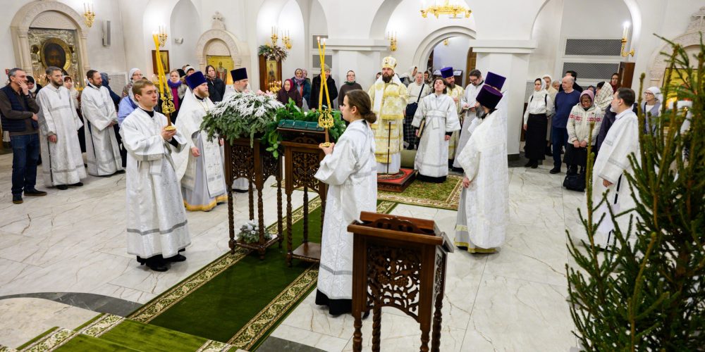 Митрополит Арсений совершил Литургию в храме Казанской иконы Божией Матери в Лосиноостровской
