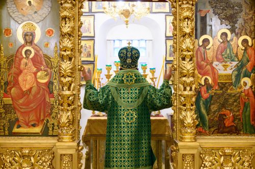 Митрополит Арсений совершил Божественную литургию в храме Живоначальной Троицы в усадьбе Свиблово