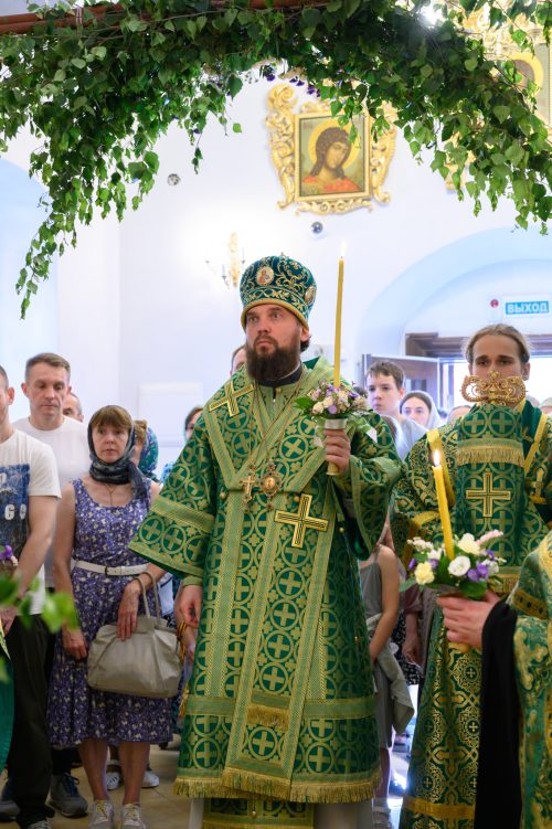 В канун Дня Святой Троицы митрополит Арсений возглавил всенощное бдение в храме Живоначальной Троицы в усадьбе Свиблово