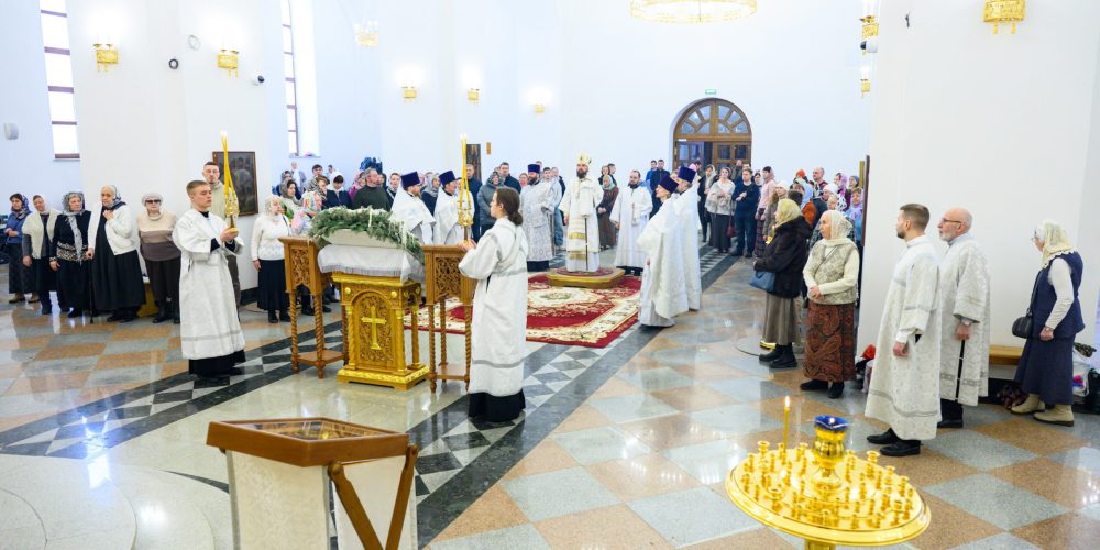 В Неделю 33-ю по Пятидесятнице митрополит Арсений совершил Божественную литургию в храме Успения Пресвятой Богородицы в Останкине