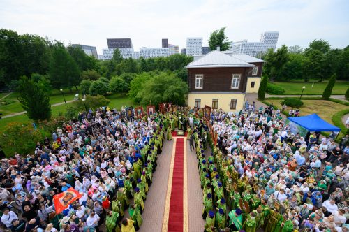 Митрополит Арсений возглавил Общевикариатский Троицкий крестный ход