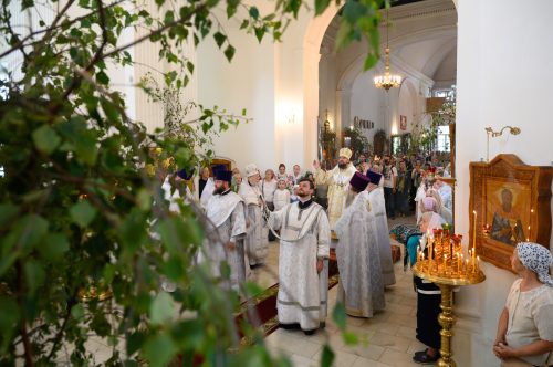 Митрополит Арсений возглавил Литургию в день престольного праздника храма Сошествия Святаго Духа на Лазаревском кладбище