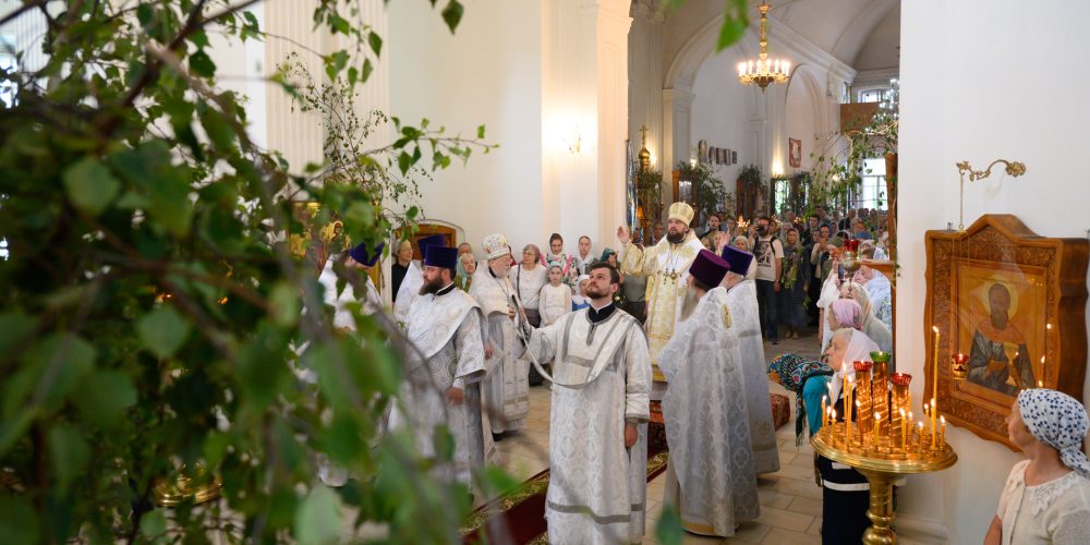 Митрополит Арсений возглавил Литургию в день престольного праздника храма Сошествия Святаго Духа на Лазаревском кладбище