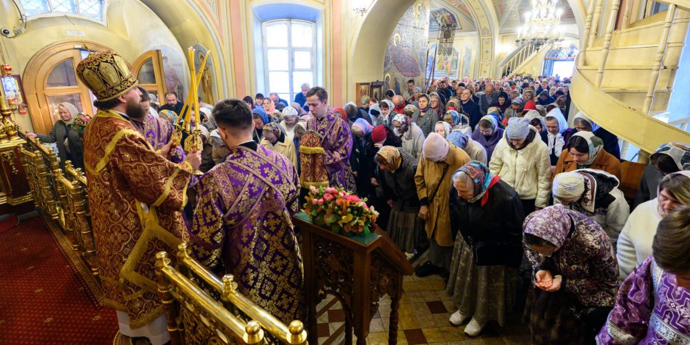 В престольный праздник митрополит Арсений совершил Божественную Литургию в храме Воздвижения Креста Господня в Алтуфьеве