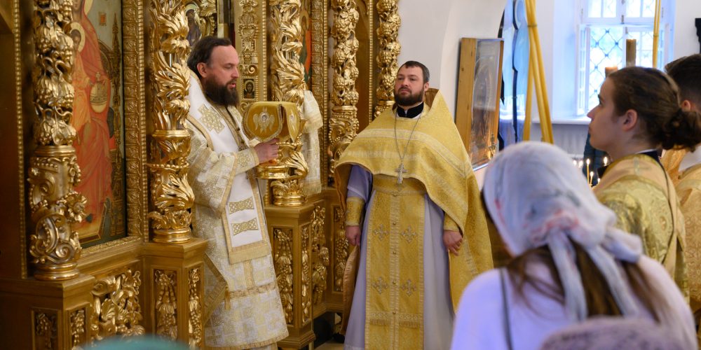 В Неделю Всех святых митрополит Арсений  совершил Литургию в храме Живоначальной Троицы в усадьбе Свиблово