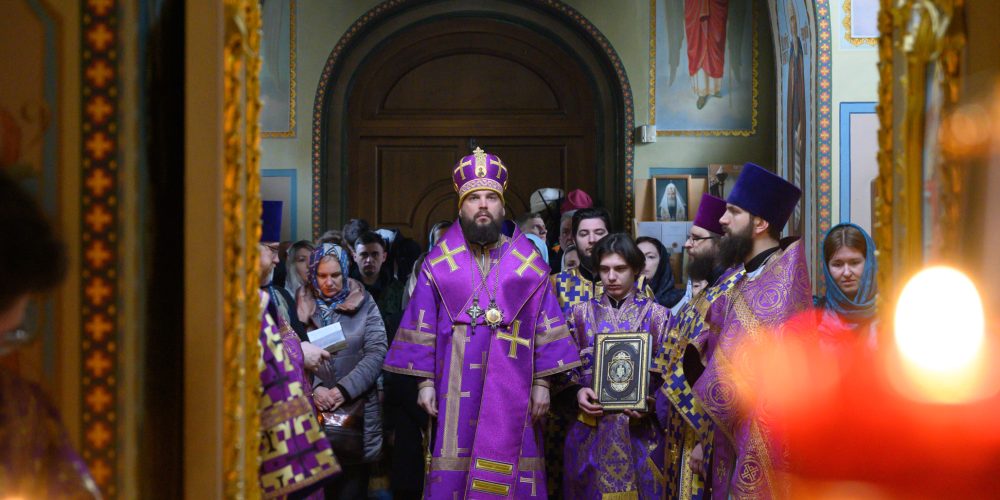 Митрополит Арсений совершил Литургию Преждеосвященных Даров в храме Феодоровской иконы Божией Матери в РГСУ