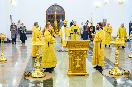 В празднование Собора трех святителей митрополит Арсений совершил Литургию в храме Успения Пресвятой Богородицы в Останкине