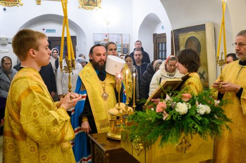 В канун Недели 27-й по Пятидесятнице митрополит Арсений возглавил всенощное бдение в храме Живоначальной Троицы в усадьбе Свиблово